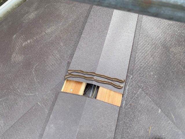 明石市のカバー工事における棟板金の防水処理